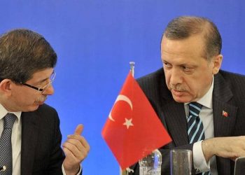 داود أوغلو يهدد أردوغان بقيادة ثورة عليه!