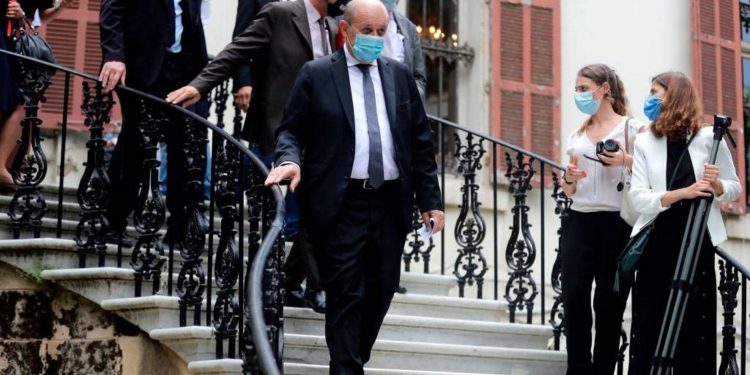 مسؤول لبناني يكتشف إصابته بكورونا خلال مأدبة الوزير الفرنسي