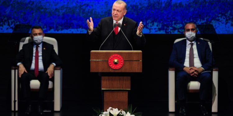 أردوغان يعترف ببراءة عشرات الآلاف من المعتقلين بتهمة الإرهاب!