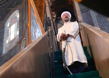 خطيب آيا صوفيا متهم بإهانة أتاتورك علانية