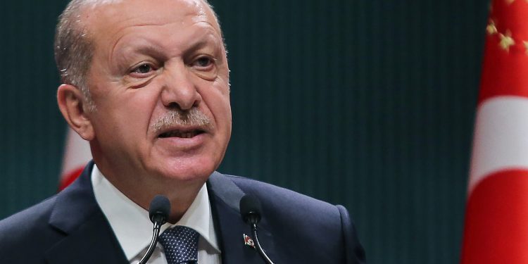 قانون تقييد مواقع التواصل التركي.. تهديد بطعن داخل المحكمة