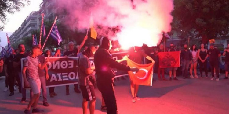 الدفاع التركية: كُسرت أيدي كل من يتطاول على علمنا