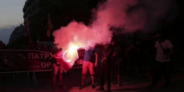 تركيا منزعجة من إحراق علمها في اليونان