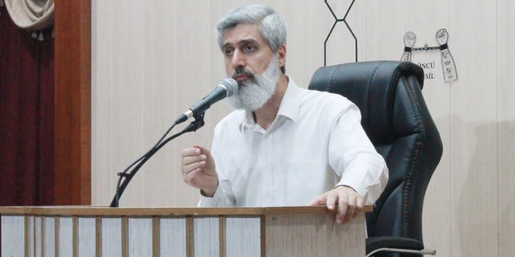 شيخ تركي يتهم قناة موالية لأردوغان بنصب فخ لوالدة طالب عسكري