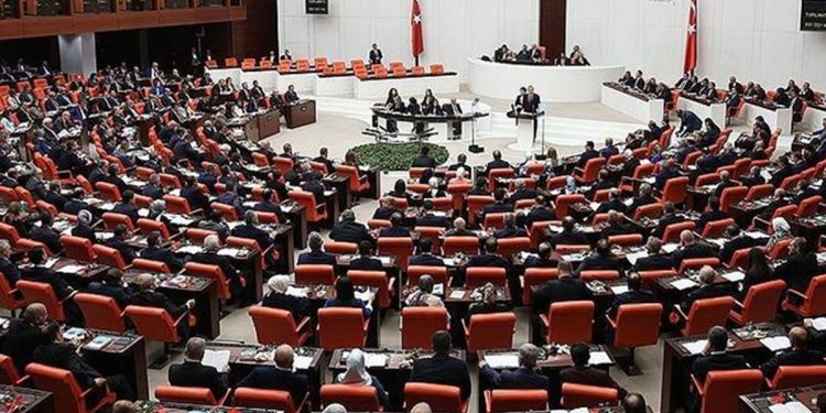 بذكرى انقلاب تركيا.. نواب الشعب الجمهوري يمتنعون عن المشاركة مع أردوغان