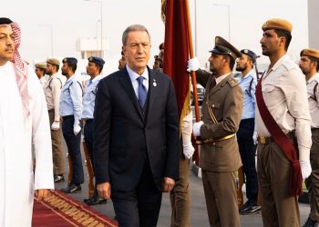 وزير دفاع تركيا في قطر بزيارة مفاجئة