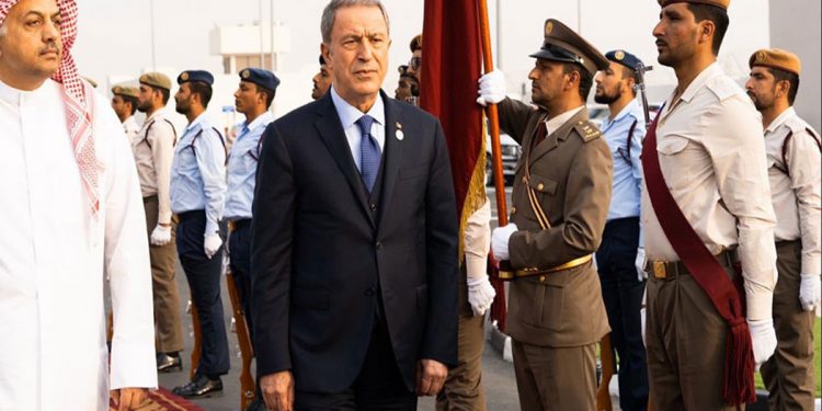 وزير دفاع تركيا في قطر بزيارة مفاجئة