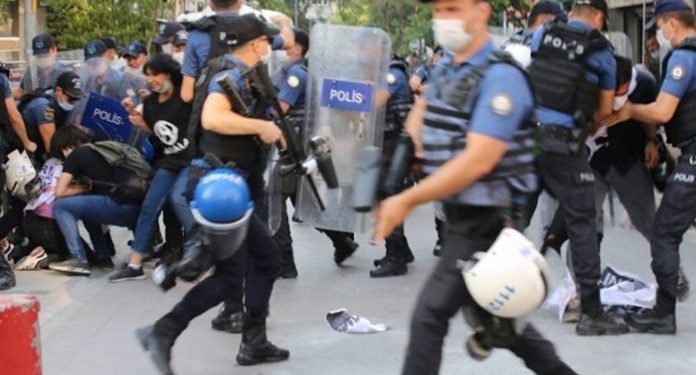 تركيا.. الشرطة تعتدي بعنف على مشاركين بالذكرى السنوية لمجزرة سوروج