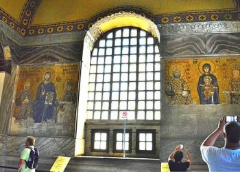 بروفيسور تركي يدعو لإزالة “آثار الفحش” من آيا صوفيا