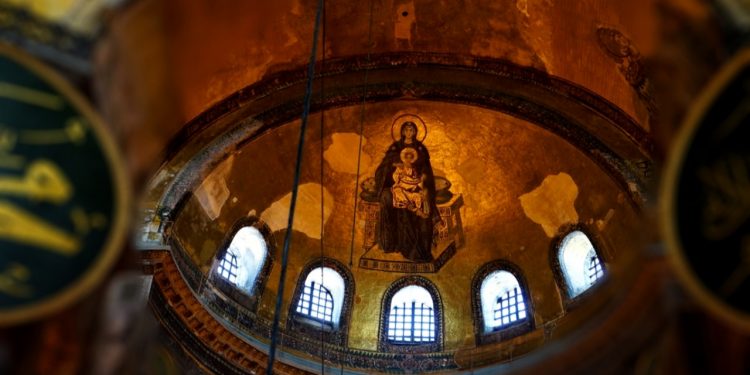 ما مصير الرسوم والزخارف المسيحية في آيا صوفيا؟