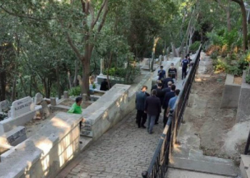 عقب الصلاة في آيا صوفيا… وزير الدفاع يزور ضريح “سلطان الشعراء”