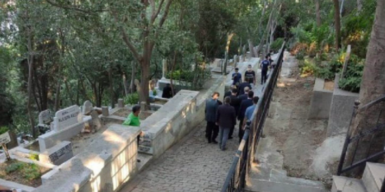 عقب الصلاة في آيا صوفيا… وزير الدفاع يزور ضريح “سلطان الشعراء”