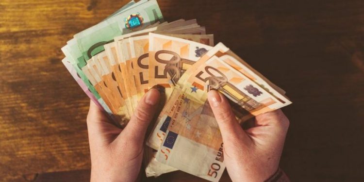 تركيا.. اليورو يتجاوز ثمانية ليرات