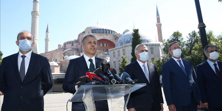 إسطنبول تحدد أماكن أداء الرجال والنساء صلاة الجمعة في آيا صوفيا