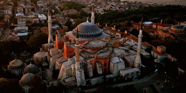 اليونان تعلن الحداد رسميًا الجمعة تزامنًا مع إقامة أول صلاة في جامع “آيا صوفيا”