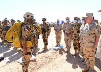 رئيس الأركان المصري يعاين الاستعدادات القتالية على الحدود مع ليبيا