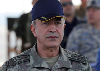 وزير دفاع تركيا يحلق فوق الحدود مع العراق