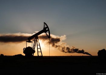 كاتب تركي: من سيشتري بترول شمال سوريا؟