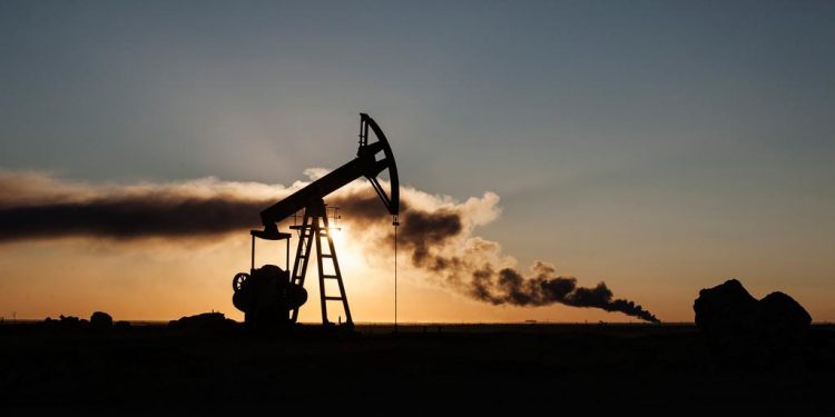 كاتب تركي: من سيشتري بترول شمال سوريا؟