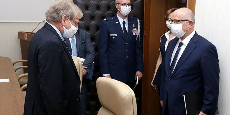 سفير الولايات المتحدة في ليبيا يعقد اجتماعًا بوزارة الدفاع التركية