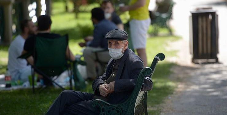 تركيا تعيد فرض حظر التجوال على المسنين في مانيسا