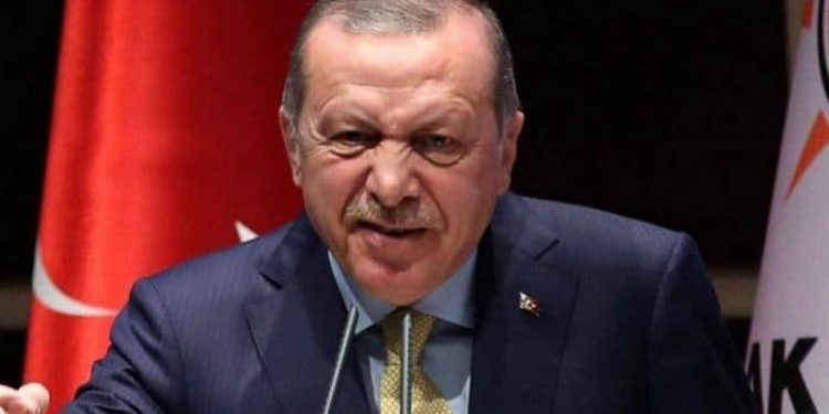 أردوغان “يدفن كارثة اقتصادية” في البنوك.. وتركيا في ورطة