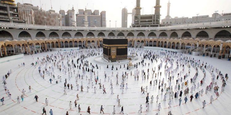 فرش سجادات “التباعد” بالحرم المكي وإسدال ثوب الكعبة