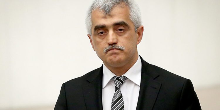 برلماني معارض: الحكومة تفرج عن المرضى بعد اقترابهم من الموت