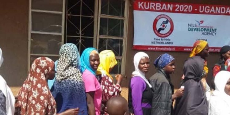 حركة الخدمة توزع لحوم 1200 رأس أضحية في أوغندا