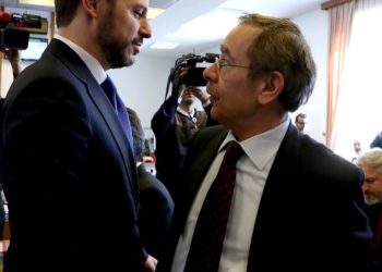 قيادي سابق بالحزب الحاكم: اقتصاد تركيا تتحكم به أسرة