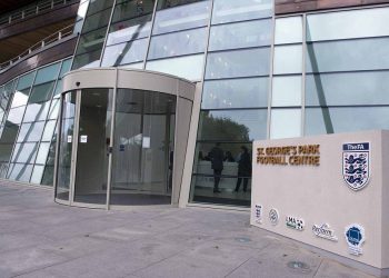 الاتحاد الإنجليزي لكرة القدم: السعال قد يعرض اللاعب للبطاقة الحمراء