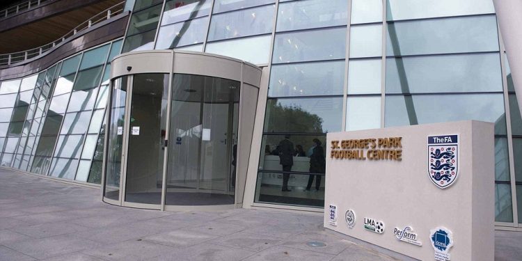 الاتحاد الإنجليزي لكرة القدم: السعال قد يعرض اللاعب للبطاقة الحمراء