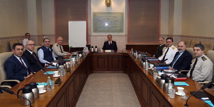 وزير الدفاع التركي يهاجم اليونان في اجتماع خطير