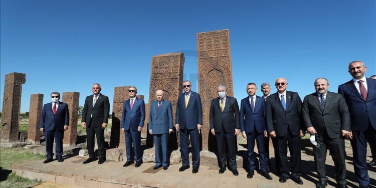 أردوغان يحضر ذكرى معركة “ملاذكر” ويحظر الاحتفال بذكرى انتصار أتاتورك!