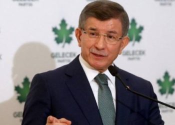 داود أوغلو يوبخ أردوغان لإقحامه عائلته وصهره في إدارة الدولة