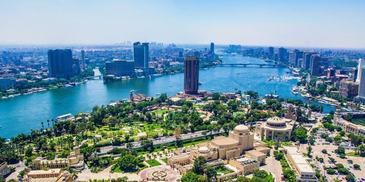 مصر تعيد صلاة الجمعة جزئيًّا وتفرض فحص كورونا على القادمين