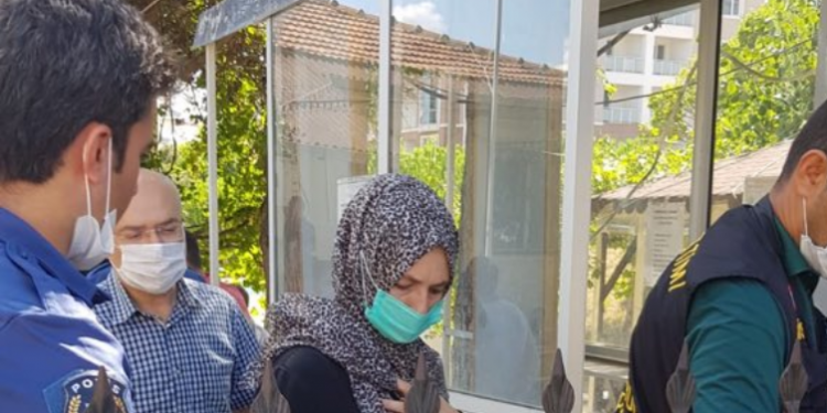 تركيا.. معتقلة مصابة بنزيف في المخ والقيود في يدها!