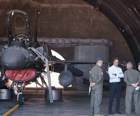 رسالة إلى تركيا.. صورة لرئيس وزراء اليونان أمام مقاتلة F16 في كريت