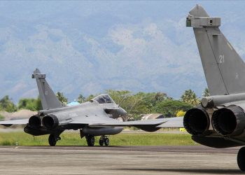 مقاتلات فرنسية تهبط في مطار قبرص