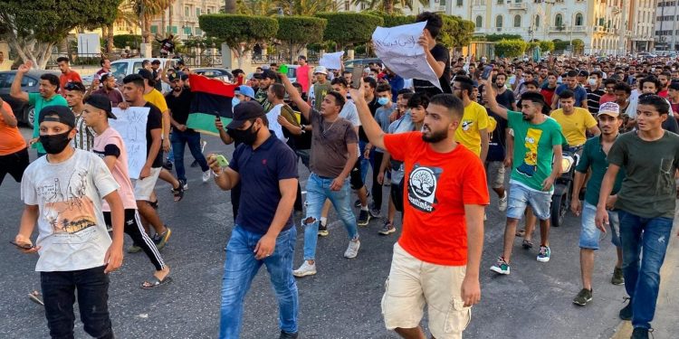 حكومة طرابلس للمحتجين: ابقوا في بيوتكم أو “واجهوا الموت”