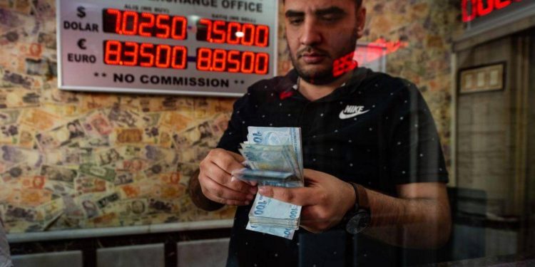 الليرة التركية بأدنى مستوى على الإطلاق..