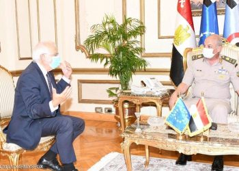 مصر.. وزير الدفاع يبحث مع بوريل الوضع في شرق المتوسط