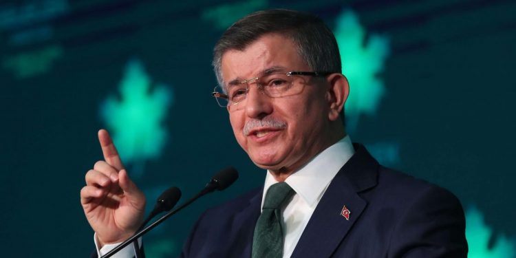 داود أوغلو: النظام الاستبدادي لن يستمر طويلًا في تركيا