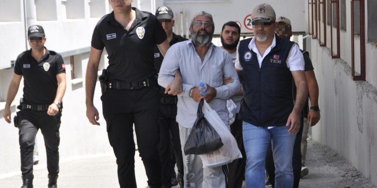 تركيا اعتقلت أمير داعش 6 مرات!