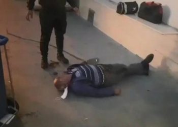 بالفيديو… مواطن يلفظ أنفاسه الأخيرة أمام مستشفى رفض استقباله