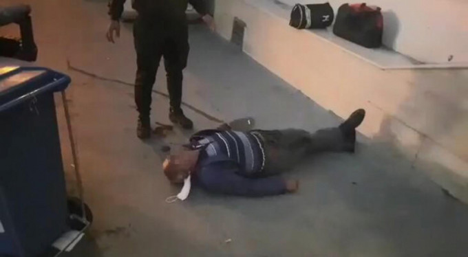 بالفيديو… مواطن يلفظ أنفاسه الأخيرة أمام مستشفى رفض استقباله