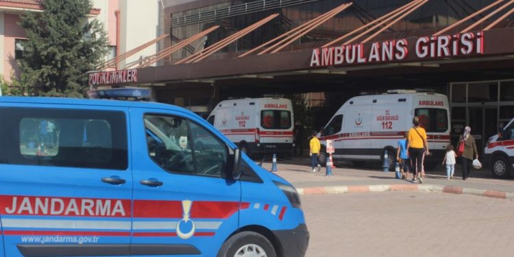 إصابة سوريين وأتراك في انقلاب آلية عسكرية جنوب تركيا