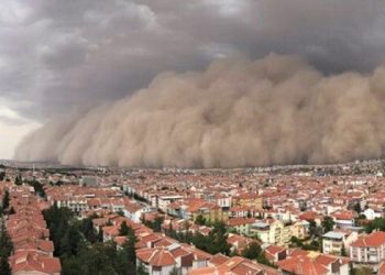 بالفيديو.. عاصفة ترابية تغطي العاصمة أنقرة