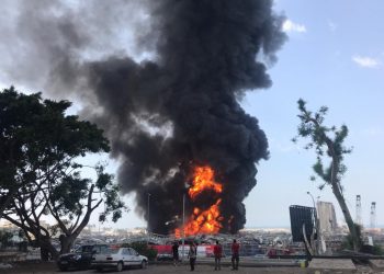 باستخدام الطائرات.. إخماد “الحريق الثاني” في مرفأ بيروت