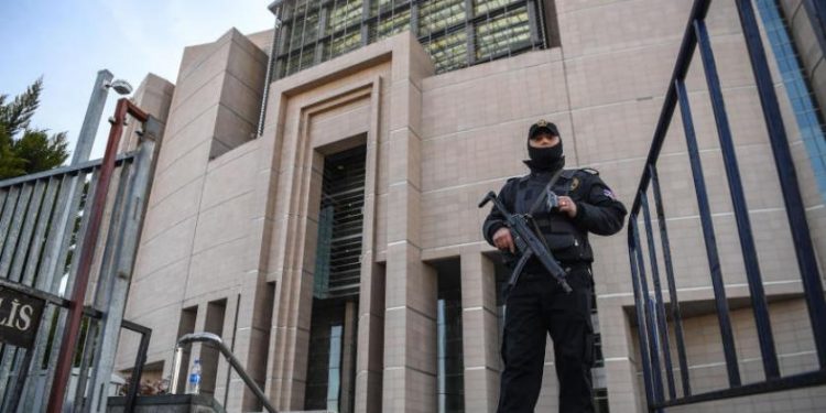 تركيا.. ملاحقة 59 عسكريًا في البحرية استخدموا هواتف عمومية!